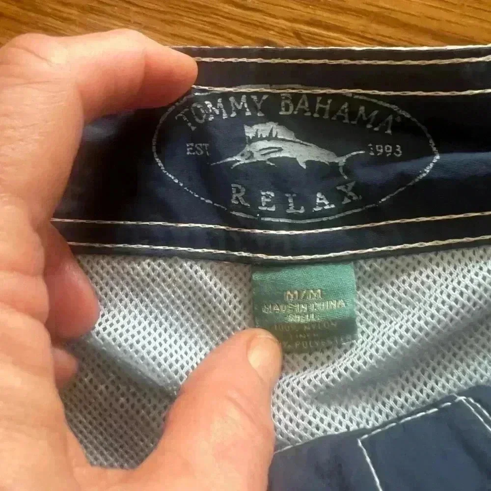 Tommy Bahama men’s medium swim trunks tie waist Velcro. Closure. Mesh lining.